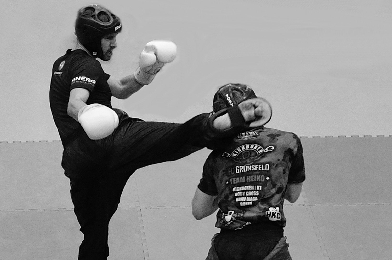 Tritttraining an einem Schlagpolster.