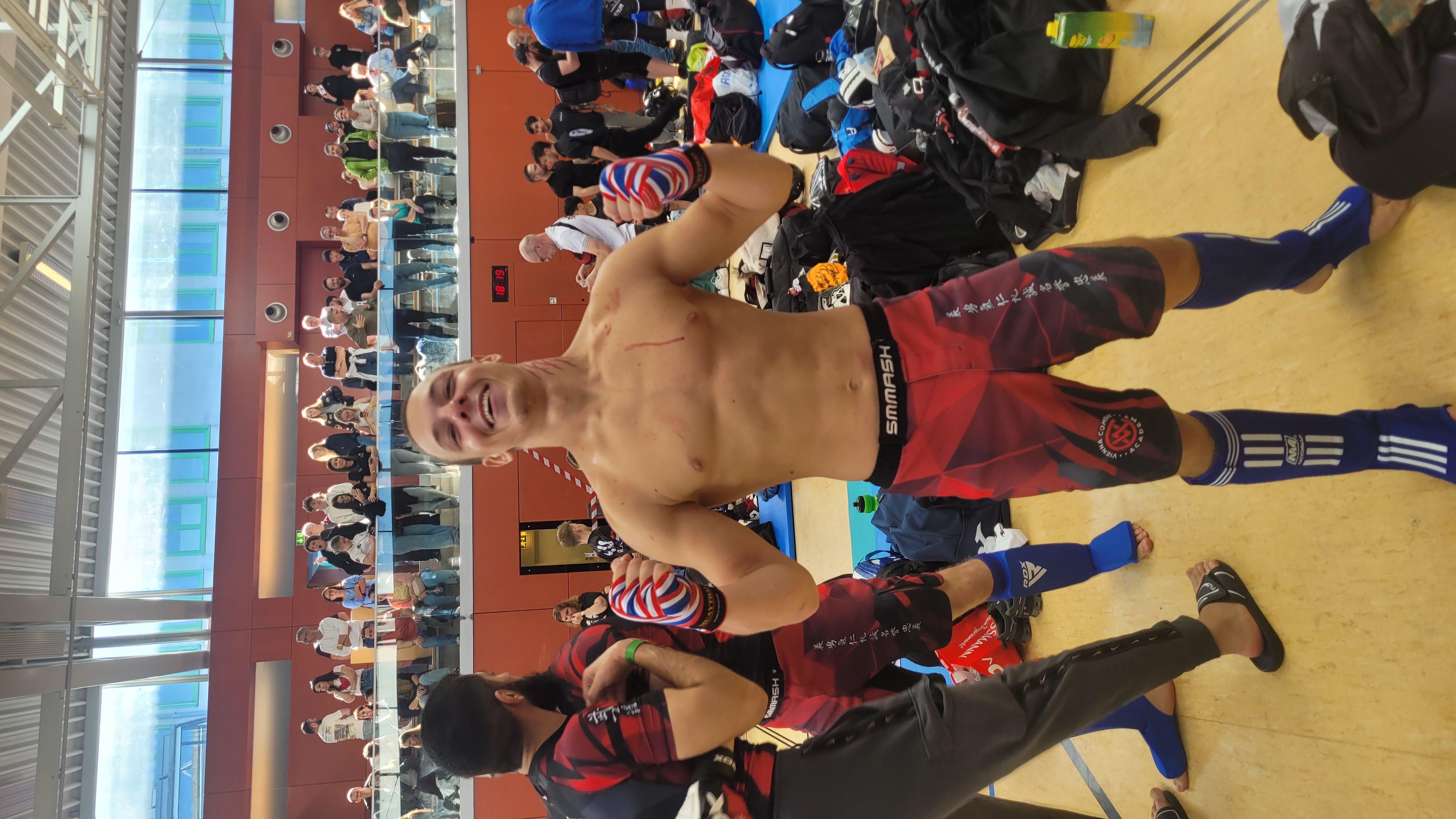 Sportler mit Boxhandschuhen bei einem Kickboxturnier.
