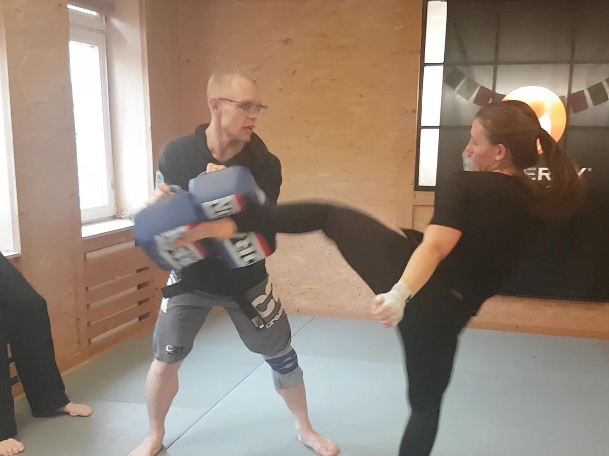 Tritttraining an einem Schlagpolster.