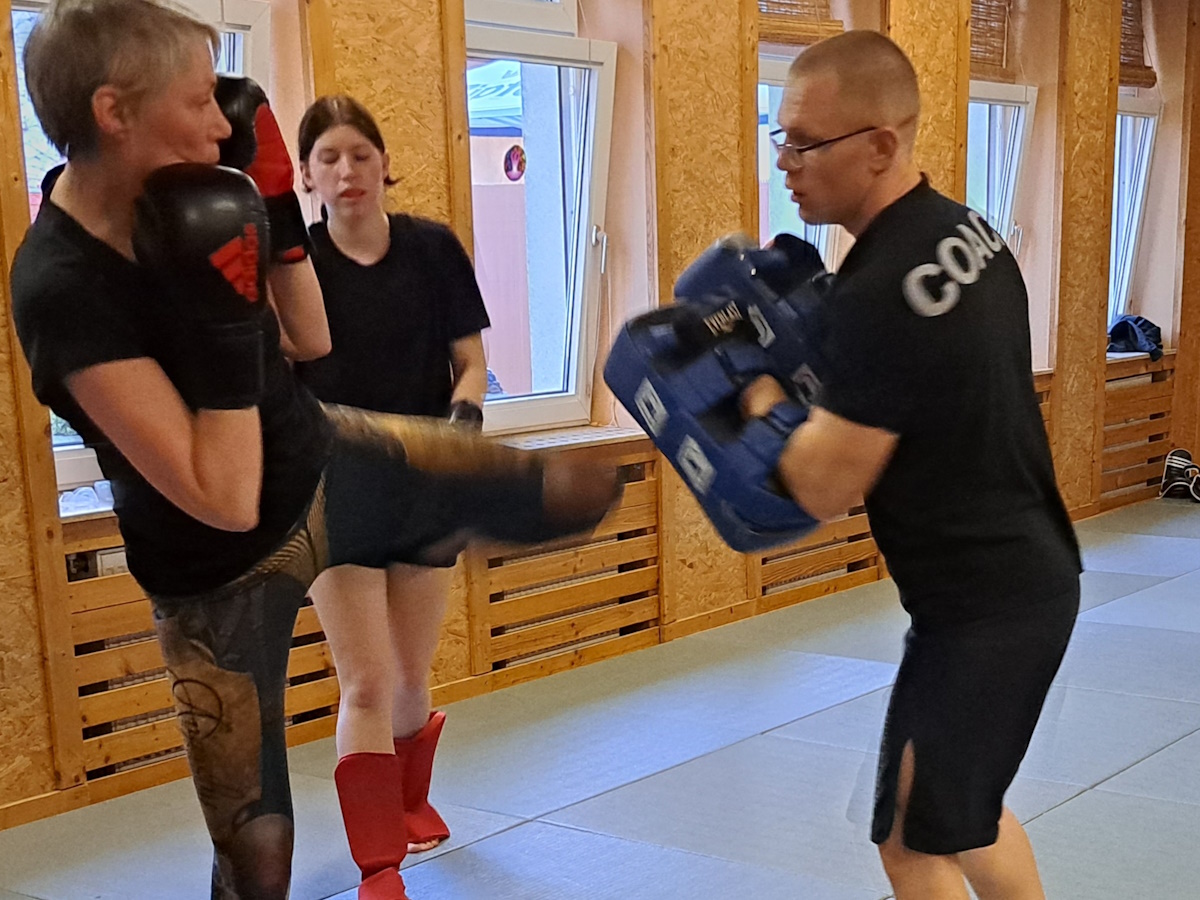 Kickbox-Workout mit einem Partner an Schlagpolstern.
